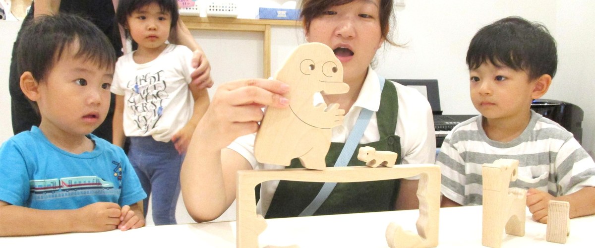 先生と一緒に遊びを楽しむ子どもたち